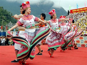 Premier défilé de costumes des ethnies du vietnam