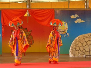 La troupe okinawa entre dans la danse à huê