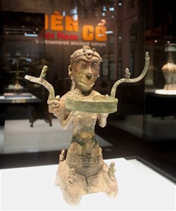 Exposition de lampes antiques à hanoi