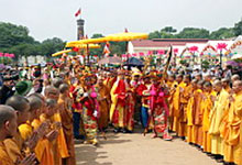 Grande fête bouddhique : procession des tablettes sacrées du roi ly thai tô de bac ninh à hanoi
