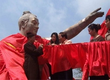 Hanoi : installation de la statue du génie giong à soc son