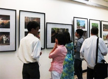 Ouverture d'une expo de photos sur hanoi