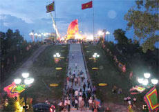 Fête de l'illumination de la statue du génie-giong à phu linh