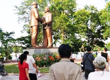 Hanoi: inauguration de la statue des oncles hô et tôn