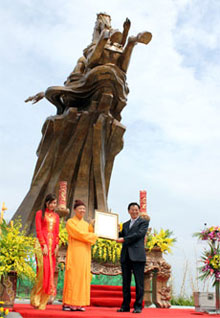 Inauguration de la statue du génie-giong à soc son