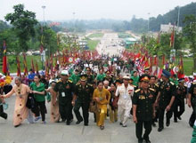 Mille héros vietnamiens rendent hommage aux rois hung