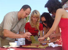 Des étrangers qui préparent le “banh chung”
