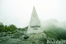 Le drapeau "millénaire de thang long" au sommet du fansipan