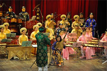 Programme de musique folklorique à l'opéra de hanoi