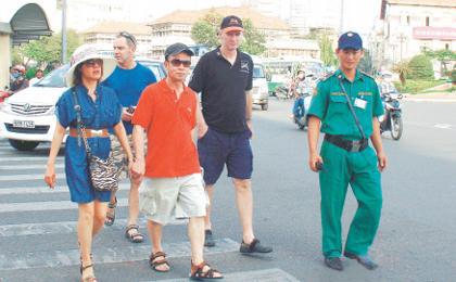 Des forces de maintien de l'ordre au service des touristes à hcm-ville