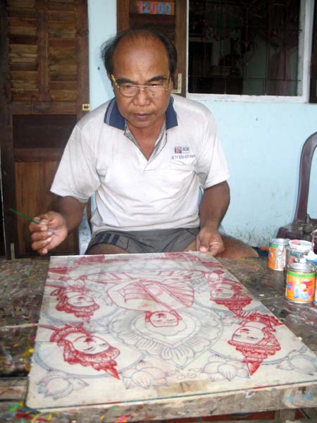 Un homme préserve la beauté de la culture khmère
