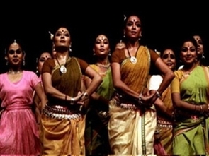 Une troupe de danse indienne se produit à hanoi