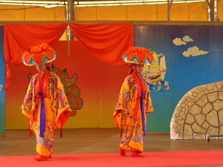 La troupe okinawa entre dans la danse à huê