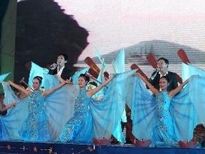 Le carnaval Ha Long 2013 a débuté samedi soir à Ha Long, province de Quang Ninh (Nord) sous le thème ''Couleurs de Quang Ninh - Convergence et rayonnement".