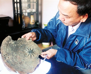 Découverte d'une face de tambour de bronze de 2.000 ans