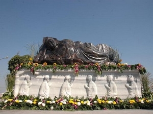 Binh duong abrite le plus grand bouddha en saphir