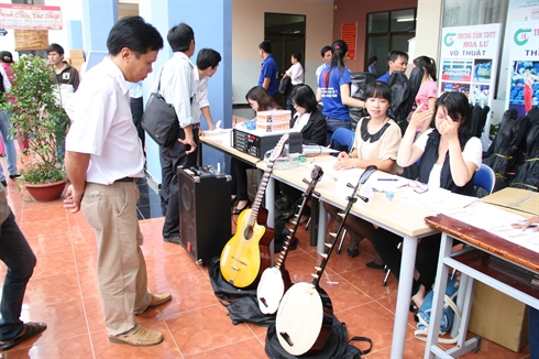 Nouvelle campagne : Hô Chi Minh-Ville offre des équipements sportifs et musicaux à 56 communes