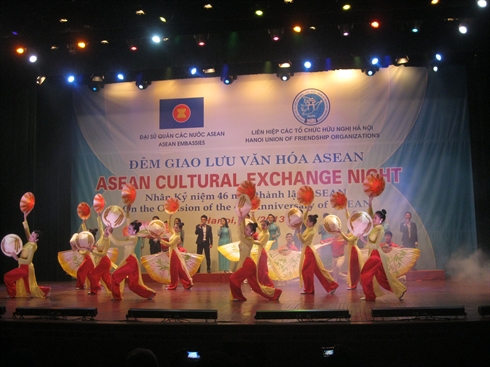 Spectacle marquant l'anniversaire de l'ASEAN à Hanoi