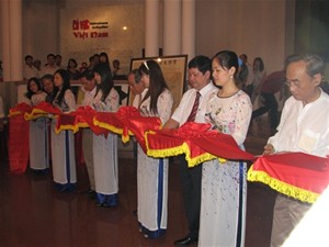 Vernissage de deux expositions d’antiquités à hanoi