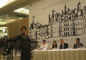 Défilé « ao dai » (tunique traditionnelle des Vietnamiennes) au Château de Chambord (France)