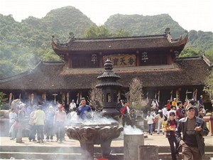 Pèlerinage : inauguration de la fête de la pagode des Parfums