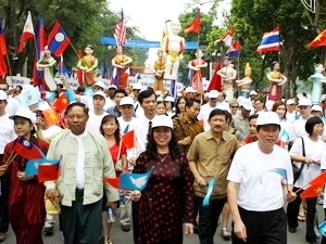 Défilé en lhonneur du millénaire de hanoi