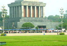 Le mausolée du président hô chi minh fait le plein