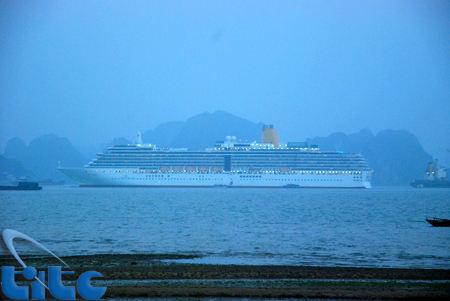 La baie d’ha long accueil un grand nombre de croisiéristes étrangers