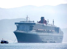 Le queen mary 2 mouille dans le port de nha trang