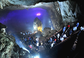 Quang binh: la grotte de thien duong (paradis) attire les touristes