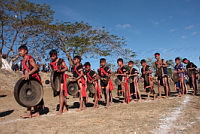 Les enfants du tây nguyên apprennent à jouer du gong cet été