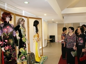 L'"ao dai", symbole de la beauté de la culture vietnamienne