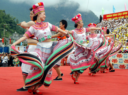 Premier défilé de costumes des ethnies du vietnam