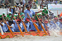 Une course de pirogue en plein festival du riz