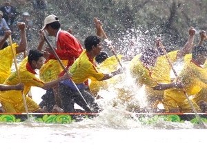 Course de pirogue des khmers à an giang