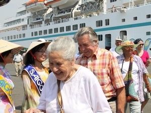 Les amadea et saga ruby mouillent au vietnam