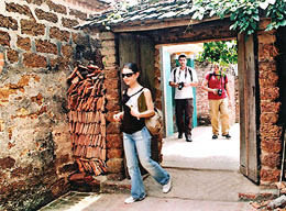 Afflux de visiteurs à l'ancien village de duong lâm