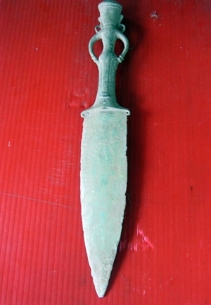 Découverte d'un poignard de bronze de dông son à ha tinh