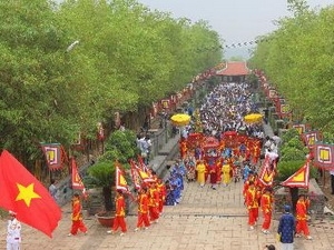 Offrande d'encens aux rois Hung à HCMV et Phu Tho