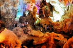 L'une des nombreuses grottes de la baie de Halong